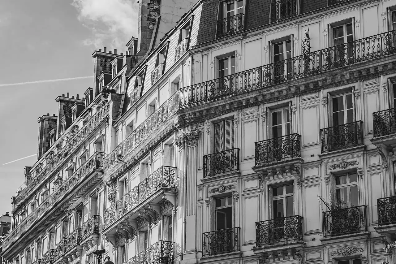 Façade d'immeuble haussmannien à Paris, en noir et blanc